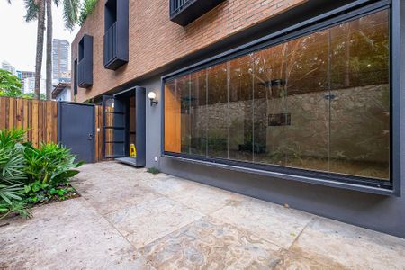 Casa à venda com 346m², 3 quartos e 2 vagas Casa à venda com 346m², 3 quartos e 2 vagasQuintal