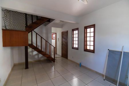 Sala de casa de condomínio à venda com 3 quartos, 88m² em Itaipu, Niterói