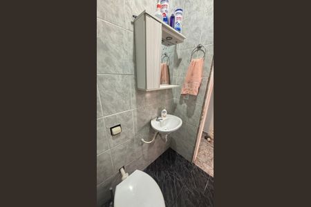 Casa à venda com 100m², 3 quartos e 2 vagas Casa à venda com 100m², 3 quartos e 2 vagasBanheiro