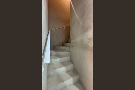 Casa à venda com 100m², 3 quartos e 2 vagas Casa à venda com 100m², 3 quartos e 2 vagasEscada