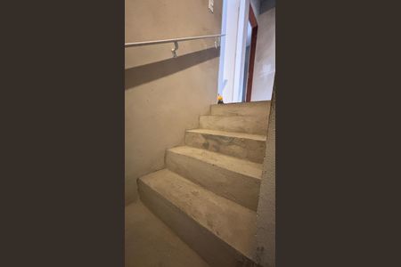 Casa à venda com 100m², 3 quartos e 2 vagas Casa à venda com 100m², 3 quartos e 2 vagasEscada