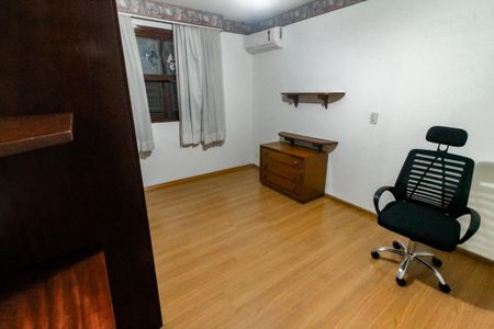 Casa à venda com 350m², 3 quartos e 4 vagas Casa à venda com 350m², 3 quartos e 4 vagasQuarto 2