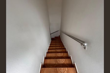 Casa para alugar com 100m², 3 quartos e 1 vaga Casa para alugar com 100m², 3 quartos e 1 vagaEscada
