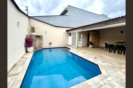 Casa à venda com 427m², 4 quartos e 5 vagas Casa à venda com 427m², 4 quartos e 5 vagasÁrea comum - Piscina