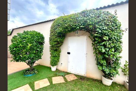 Casa à venda com 427m², 4 quartos e 5 vagas Casa à venda com 427m², 4 quartos e 5 vagasQuintal