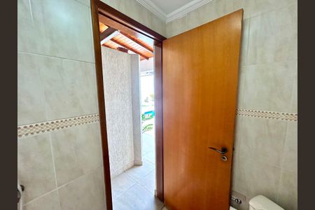 Casa à venda com 427m², 4 quartos e 5 vagas Casa à venda com 427m², 4 quartos e 5 vagasBanheiro 2