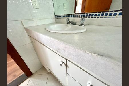 Casa à venda com 427m², 4 quartos e 5 vagas Casa à venda com 427m², 4 quartos e 5 vagasBanheiro da Suíte 2