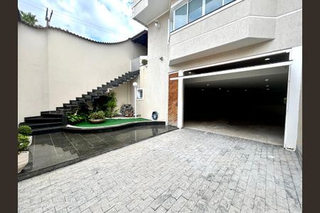 Casa à venda com 427m², 4 quartos e 5 vagas Casa à venda com 427m², 4 quartos e 5 vagasGaragem