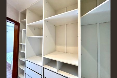 Casa à venda com 427m², 4 quartos e 5 vagas Casa à venda com 427m², 4 quartos e 5 vagasCloset da Suíte 2