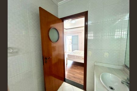 Casa à venda com 427m², 4 quartos e 5 vagas Casa à venda com 427m², 4 quartos e 5 vagasBanheiro da Suíte 2