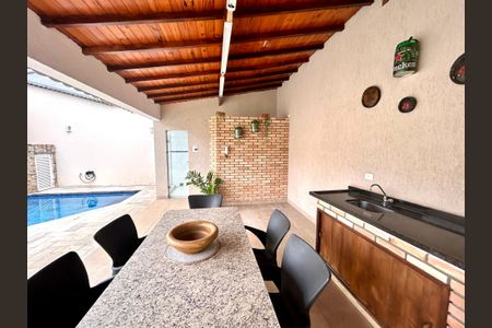 Casa à venda com 427m², 4 quartos e 5 vagas Casa à venda com 427m², 4 quartos e 5 vagasÁrea comum - Churrasqueira