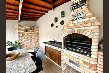 Casa à venda com 427m², 4 quartos e 5 vagas Casa à venda com 427m², 4 quartos e 5 vagasÁrea comum - Churrasqueira