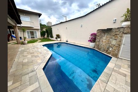 Casa à venda com 427m², 4 quartos e 5 vagas Casa à venda com 427m², 4 quartos e 5 vagasÁrea comum - Piscina