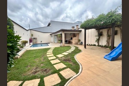 Casa à venda com 427m², 4 quartos e 5 vagas Casa à venda com 427m², 4 quartos e 5 vagasQuintal