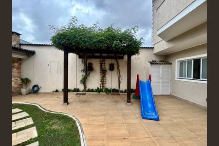 Casa à venda com 427m², 4 quartos e 5 vagas Casa à venda com 427m², 4 quartos e 5 vagasQuintal
