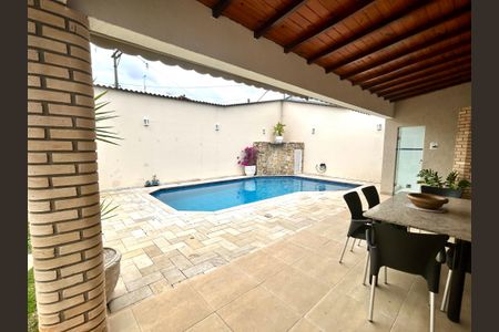 Casa à venda com 427m², 4 quartos e 5 vagas Casa à venda com 427m², 4 quartos e 5 vagasÁrea comum - Piscina