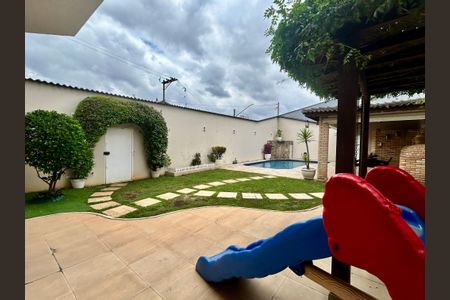 Casa à venda com 427m², 4 quartos e 5 vagas Casa à venda com 427m², 4 quartos e 5 vagasQuintal