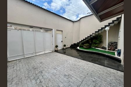 Casa à venda com 427m², 4 quartos e 5 vagas Casa à venda com 427m², 4 quartos e 5 vagasGaragem