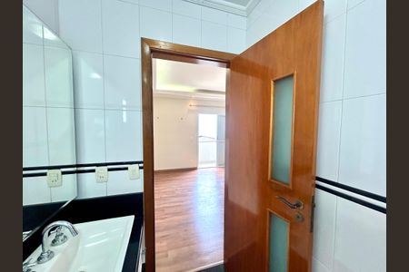 Casa à venda com 427m², 4 quartos e 5 vagas Casa à venda com 427m², 4 quartos e 5 vagasBanheiro da Suíte 3