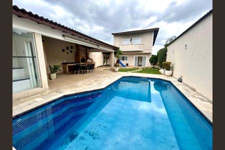 Casa à venda com 427m², 4 quartos e 5 vagas Casa à venda com 427m², 4 quartos e 5 vagasÁrea comum - Piscina