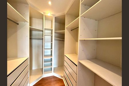 Casa à venda com 427m², 4 quartos e 5 vagas Casa à venda com 427m², 4 quartos e 5 vagasCloset da Suíte 1