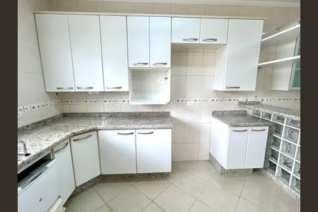 Casa à venda com 427m², 4 quartos e 5 vagas Casa à venda com 427m², 4 quartos e 5 vagasCozinha