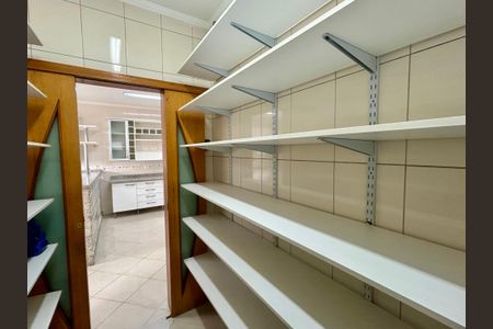 Casa à venda com 427m², 4 quartos e 5 vagas Casa à venda com 427m², 4 quartos e 5 vagasDespensa