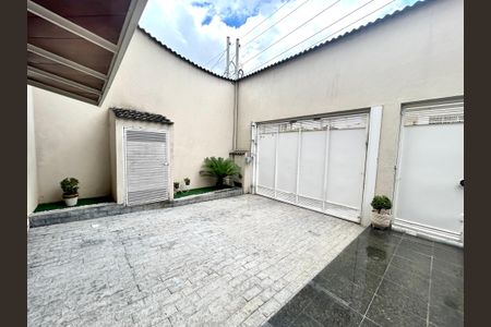 Casa à venda com 427m², 4 quartos e 5 vagas Casa à venda com 427m², 4 quartos e 5 vagasGaragem