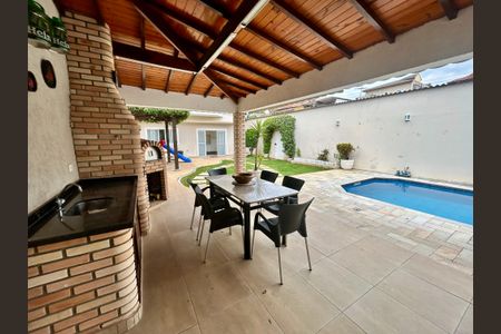 Casa à venda com 427m², 4 quartos e 5 vagas Casa à venda com 427m², 4 quartos e 5 vagasÁrea comum - Churrasqueira