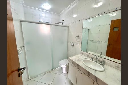 Casa à venda com 427m², 4 quartos e 5 vagas Casa à venda com 427m², 4 quartos e 5 vagasBanheiro da Suíte 1