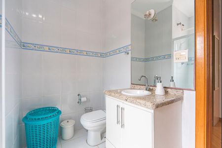 Casa à venda com 322m², 4 quartos e 4 vagasBanheiro do Suíte 2