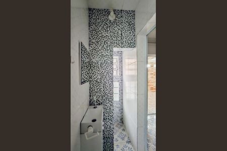 Banheiro da suíte 1 de casa para alugar com 2 quartos, 60m² em Vila Jussara, Carapicuíba