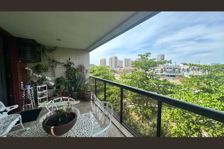 Apartamento à venda com 136m², 4 quartos e 2 vagas Apartamento à venda com 136m², 4 quartos e 2 vagasVaranda