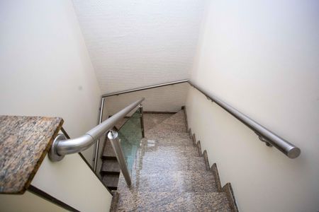 Casa à venda com 176m², 3 quartos e 2 vagasEscada