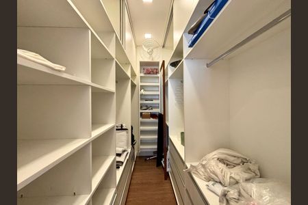 Casa à venda com 180m², 3 quartos e 1 vaga Casa à venda com 180m², 3 quartos e 1 vagaCloset da suíte