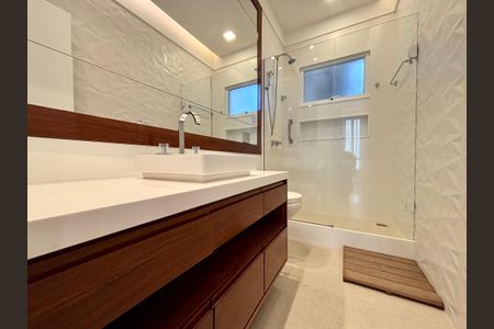 Casa à venda com 180m², 3 quartos e 1 vaga Casa à venda com 180m², 3 quartos e 1 vagaBanheiro da Suíte