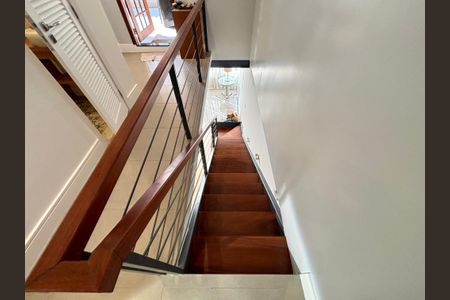 Casa à venda com 180m², 3 quartos e 1 vaga Casa à venda com 180m², 3 quartos e 1 vagaEscada