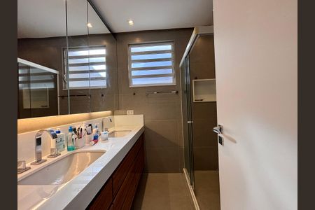 Casa à venda com 180m², 3 quartos e 1 vaga Casa à venda com 180m², 3 quartos e 1 vagaBanheiro social