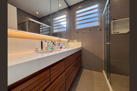 Casa à venda com 180m², 3 quartos e 1 vaga Casa à venda com 180m², 3 quartos e 1 vagaBanheiro social