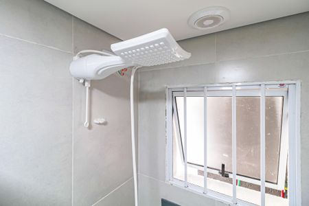 Banheiro de kitnet/studio para alugar com 1 quarto, 20m² em Vila Morse, São Paulo