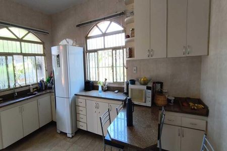 Casa à venda com 380m², 5 quartos e 4 vagas
