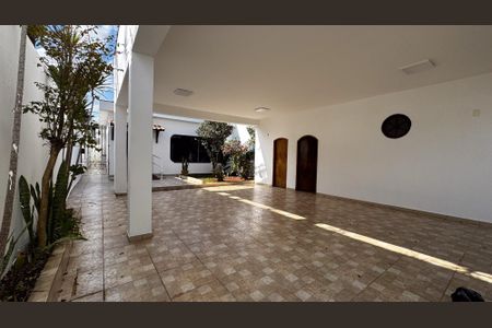 Casa à venda com 320m², 5 quartos e 5 vagas Casa à venda com 320m², 5 quartos e 5 vagasGaragem
