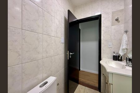 Casa à venda com 100m², 4 quartos e 2 vagas Casa à venda com 100m², 4 quartos e 2 vagasBanheiro Social