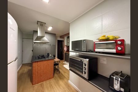 Casa à venda com 100m², 4 quartos e 2 vagas Casa à venda com 100m², 4 quartos e 2 vagasCozinha