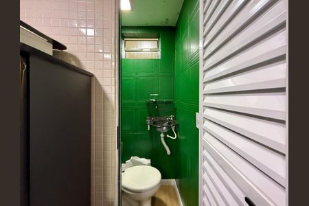 Casa à venda com 100m², 4 quartos e 2 vagas Casa à venda com 100m², 4 quartos e 2 vagasBanheiro de Serviço