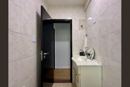 Casa à venda com 100m², 4 quartos e 2 vagas Casa à venda com 100m², 4 quartos e 2 vagasBanheiro Social