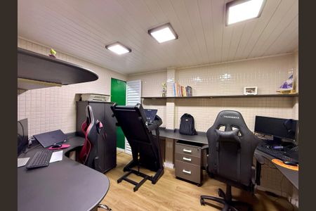 Casa à venda com 100m², 4 quartos e 2 vagas Casa à venda com 100m², 4 quartos e 2 vagasQuarto de Serviço