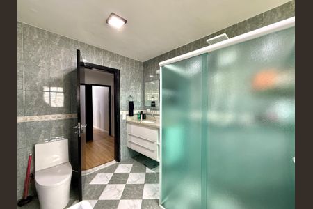 Casa à venda com 100m², 4 quartos e 2 vagas Casa à venda com 100m², 4 quartos e 2 vagasBanheiro Suíte