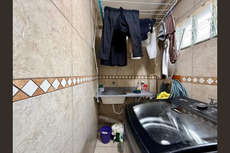 Casa à venda com 100m², 4 quartos e 2 vagas Casa à venda com 100m², 4 quartos e 2 vagasÁrea de Serviço