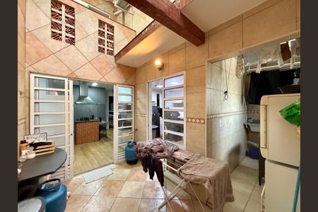 Casa à venda com 100m², 4 quartos e 2 vagas Casa à venda com 100m², 4 quartos e 2 vagasQuintal